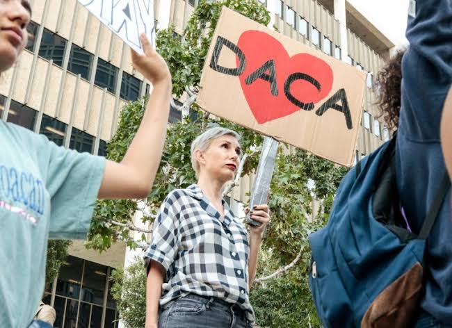 Retrasos en DACA: Renovaciones Lentas Ponen en Riesgo a Beneficiarios Latinos